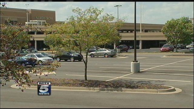 overland park ks kctv a customer at oak park mall