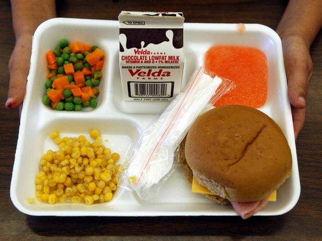 Free hot lunch served in Shawnee Mission School District - KCTV5 News